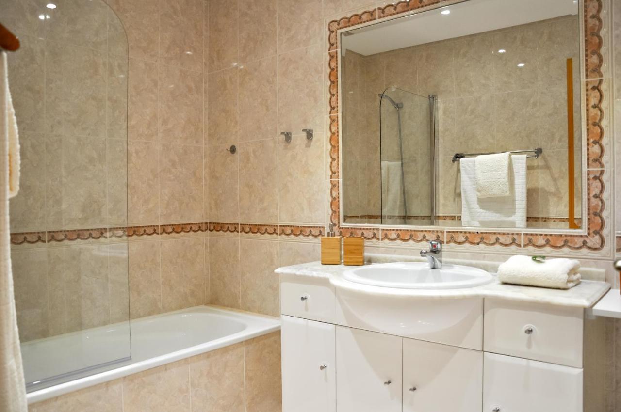 Lovelystay - 2Br Modern, Pool Access, Close To Marina & Beach Quarteira Bagian luar foto